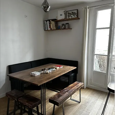 Art House Bastille 2 Bed W Balcony, 11eme Super Trendy Neighbourhood Apartment Paris